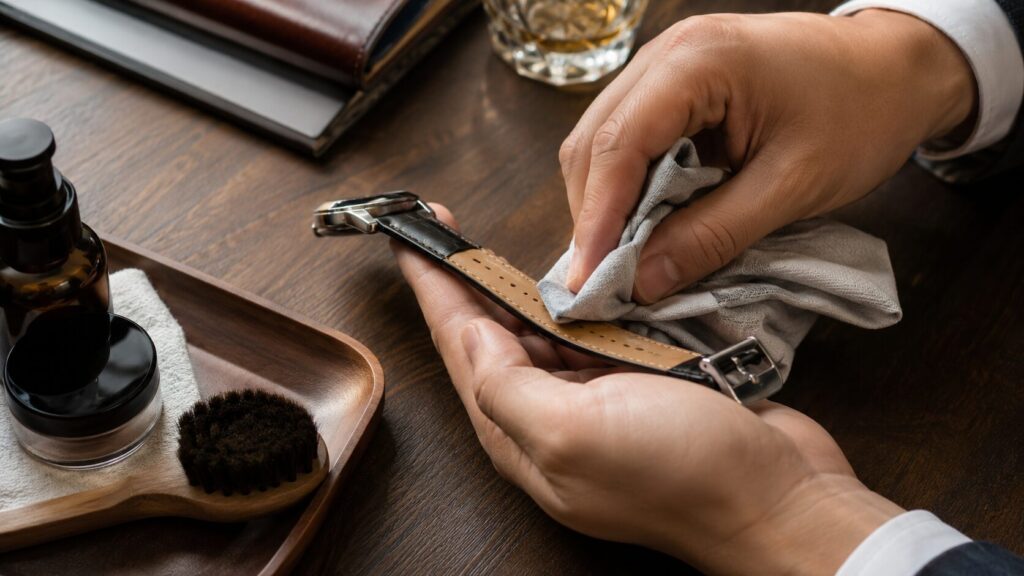 腕時計の革ベルトの手入れの基本