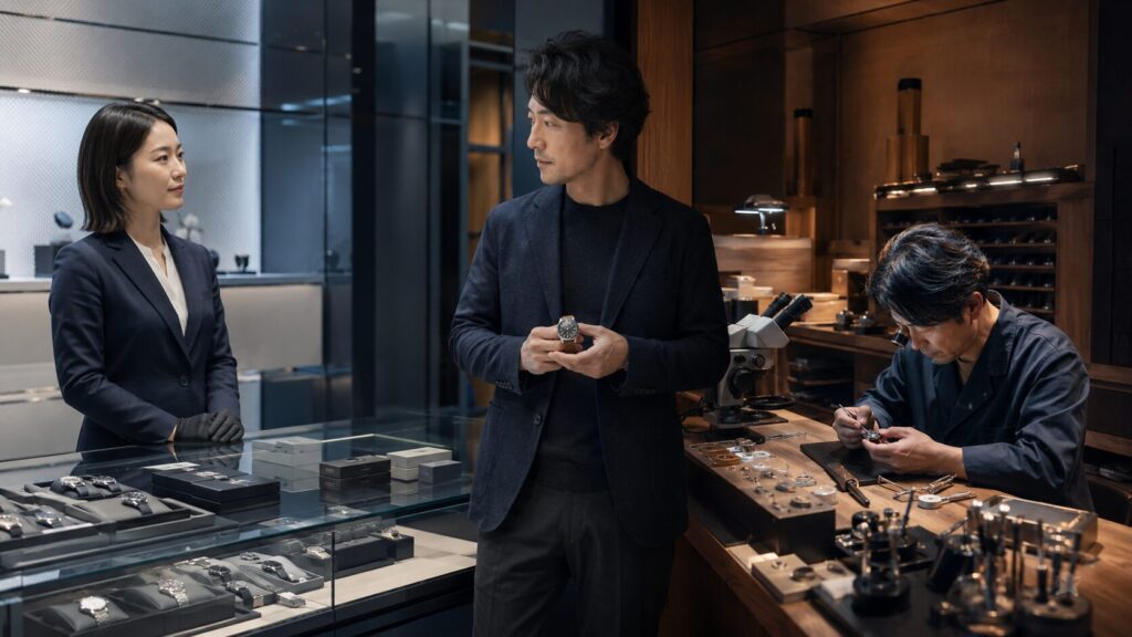 腕時計の正規メーカー修理と時計修理専門店を比較する日本人の所有者