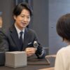 IWCのオーバーホール料金と並行輸入品の対応を相談する日本人男性