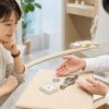 クオーツ時計の電池交換とオーバーホールの違いを確認する日本人女性