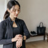 小さく軽いスマートウォッチを日常の装いに合わせる日本人女性