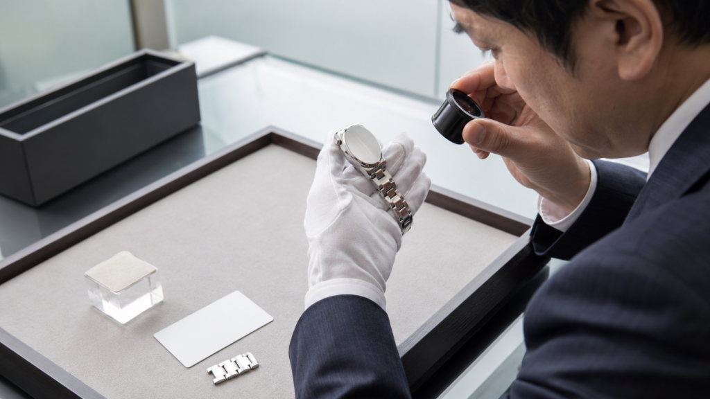 白樺の買取価格確認をイメージした、腕時計査定の精密な手元
