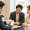 ロレックス買取店の選び方をイメージした、夫婦と専門家の高級時計鑑定