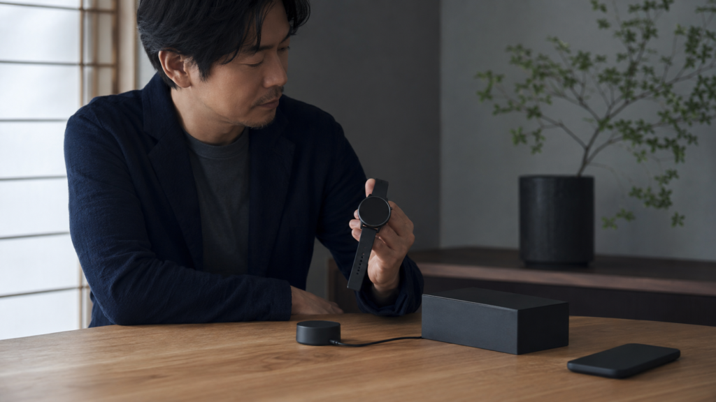 高級スマートウォッチの外装と充電環境を見比べる日本人