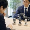 オーバーホール不要の高級時計があるか駆動方式を比較する日本人男性