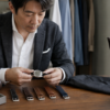 メンズ腕時計に合う黒や茶の革ベルトを服装と比較する日本人男性