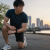 早朝のランニング前にスマートウォッチを確認する日本人ランナー