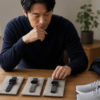 複数のスマートウォッチを前に自分に合う一台を考える日本人の手元