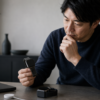 使い込んだスマートウォッチと新しい候補を比べて寿命を考える日本人