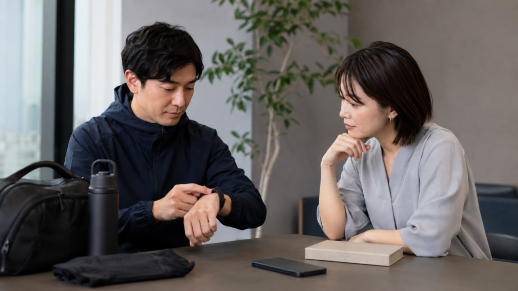 異なる生活スタイルの日本人二人がスマートウォッチの必要性を相談する場面