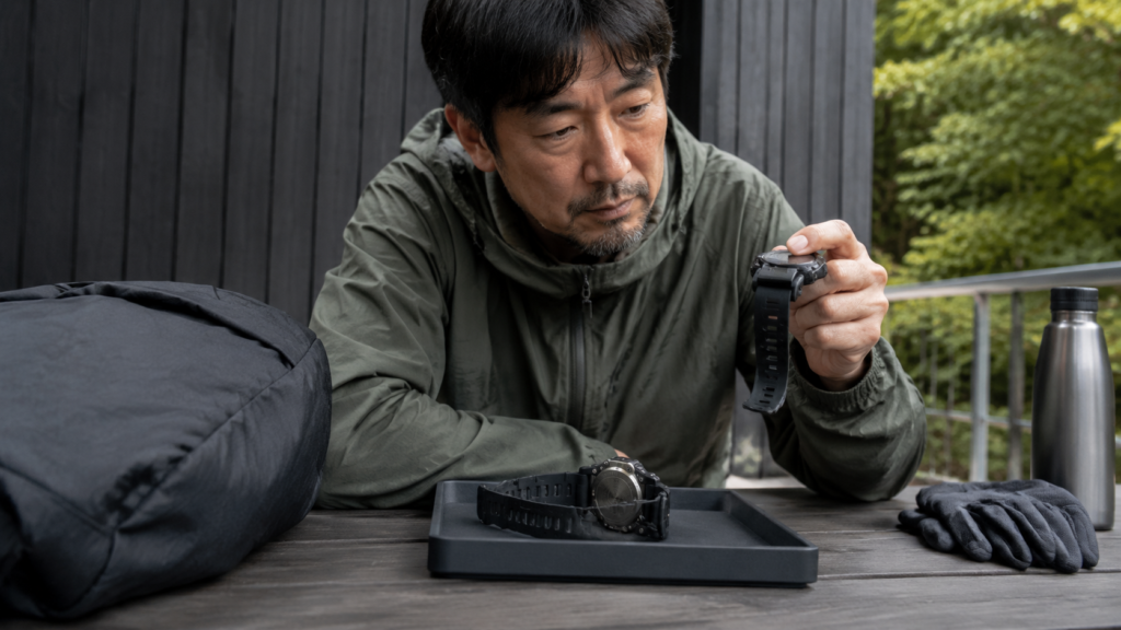 古い大型ウェアラブルと現行のスポーツウォッチを比較する静物