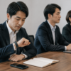 スマートウォッチでLINE通知を確認する日本人会社員