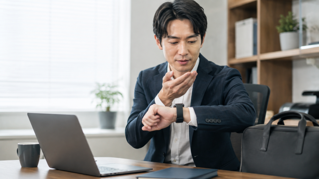 スマートウォッチでLINE通知を確認し短い返信操作をする日本人