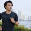 スマートウォッチに保存した音楽をワイヤレスイヤホンで聴く日本人ランナー
