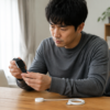 スマートウォッチが充電できない原因を充電台とケーブルから確認する日本人