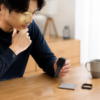 スマートウォッチと保護フィルムの必要性を検討する日本人ユーザー
