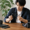 用途に合わせてスマートウォッチカバーの必要性を検討する日本人ユーザー