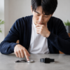 伝統的な高級腕時計と現代的なスマートウォッチを比較する日本人ユーザー
