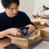 時計のオーバーホール郵送依頼で高級時計を安全に梱包する日本人男性