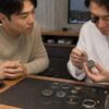 時計オーバーホールで交換部品が増えて費用が上がる理由を確認する日本人男性