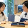 時計オーバーホールの保証期間と無料見積もりの条件を確認する日本人女性