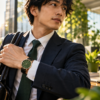 日本人の会社員が通勤と仕事で無銘の高級時計を自然に普段使いするイメージ