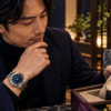 日本人の時計愛好家がスポーツ時計と薄型ドレス時計を並べて2本目を検討するイメージ