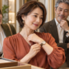 年代の異なる成人が自分の服装と好みに合わせて時計を選ぶ場面